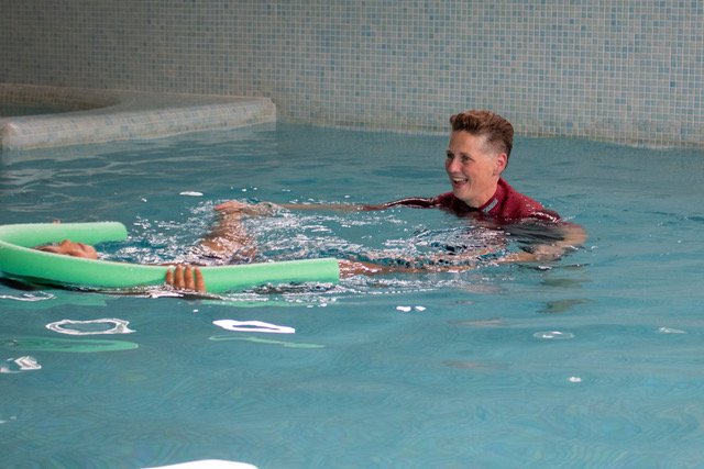 Kind oefent rug zwemslag zwemlessen groepje Asten