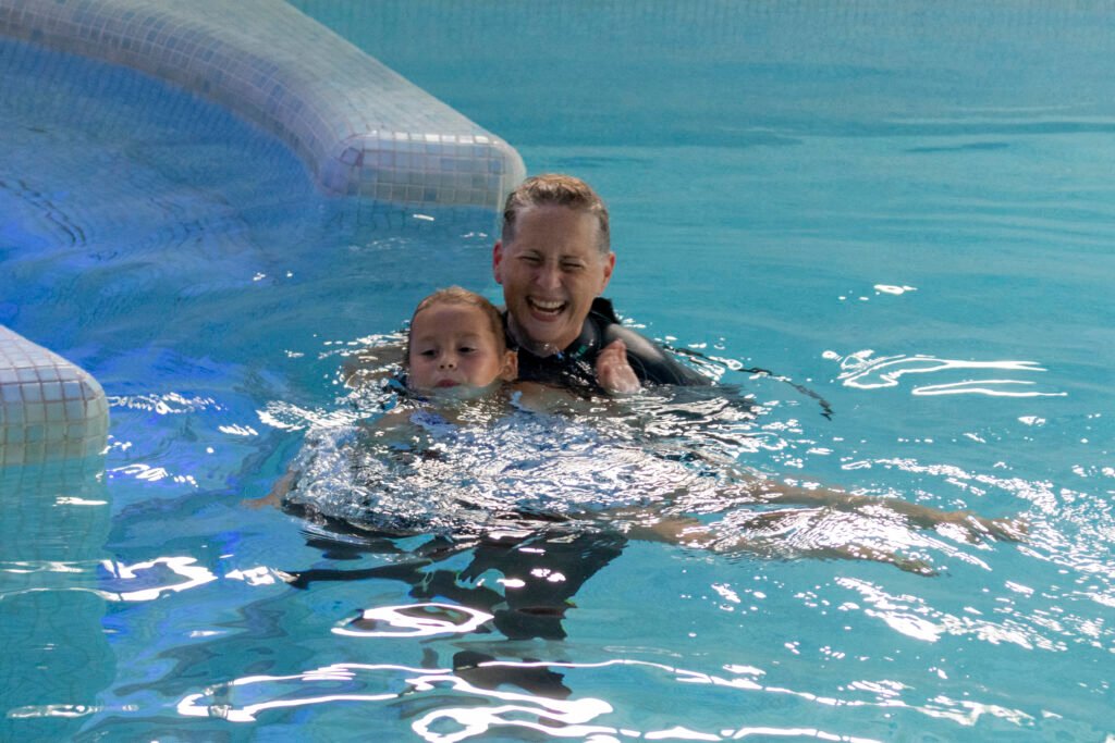 Kind oefent rug zwemslag zwemlessen groepje Asten